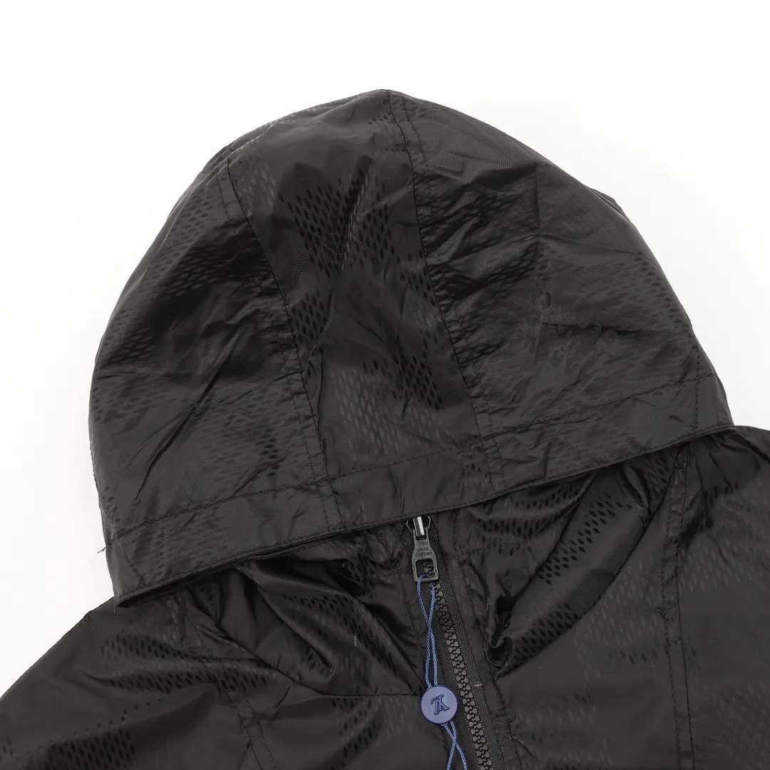 🅿️570 Louis Vuitton/Louis Vuitton Logo Reversible Jacket Jacket Reversible jacket, divided into solid color side and full logo jacquard side, the two styles can be switched at will. Needless to say the style, low-key luxury, both sides bring out the 1V classic elements, loose fit, casual and comfortable upper body. The solid color side is a soft-shell jacket style, a simple solid color style, only the chest hardware is decorated, the hardware is removable, the inside and outside hardware are all double-sided engraved, the original version is the same and can be customized and dyed. The clothes are of the same color with no color difference, and the labor cost is expensive. The lining is made of silk jacquard fabric, and the classic full-width logo jacquard process requires everything to be woven, and the process cost is extremely high. size：XS-L